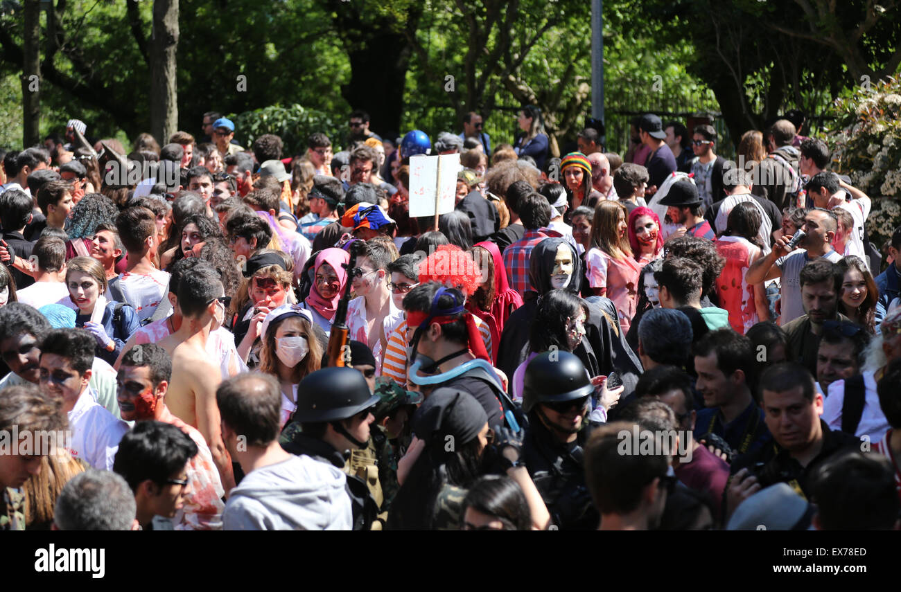 ISTANBUL, Türkei - 10. Mai 2015: Menschen mitmachen und Spaß haben, während Zombie Walk Istanbul Nisantasi Park Stockfoto