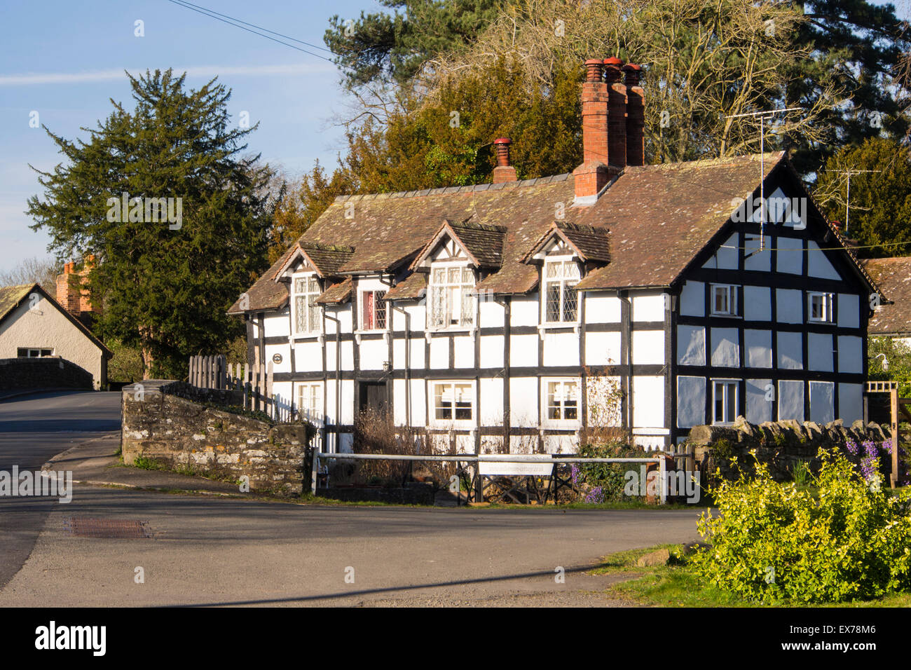 Einer alten mittelalterlichen Tudor gerahmte Holzhaus in Eardisland, Herefordshire, England. Eardisland ist das schönste Dorf gewählt worden Stockfoto