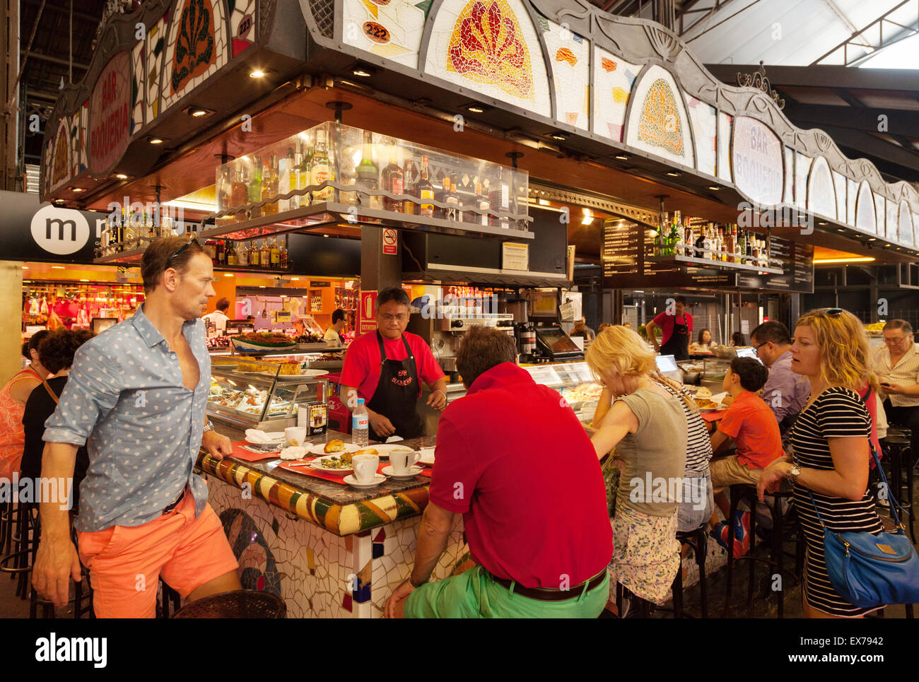 La Boqueria Barcelona - Menschen Essen in einem Cafe in La Boqueria Markt, Las Ramblas, Barcelona Spanien Europa Stockfoto