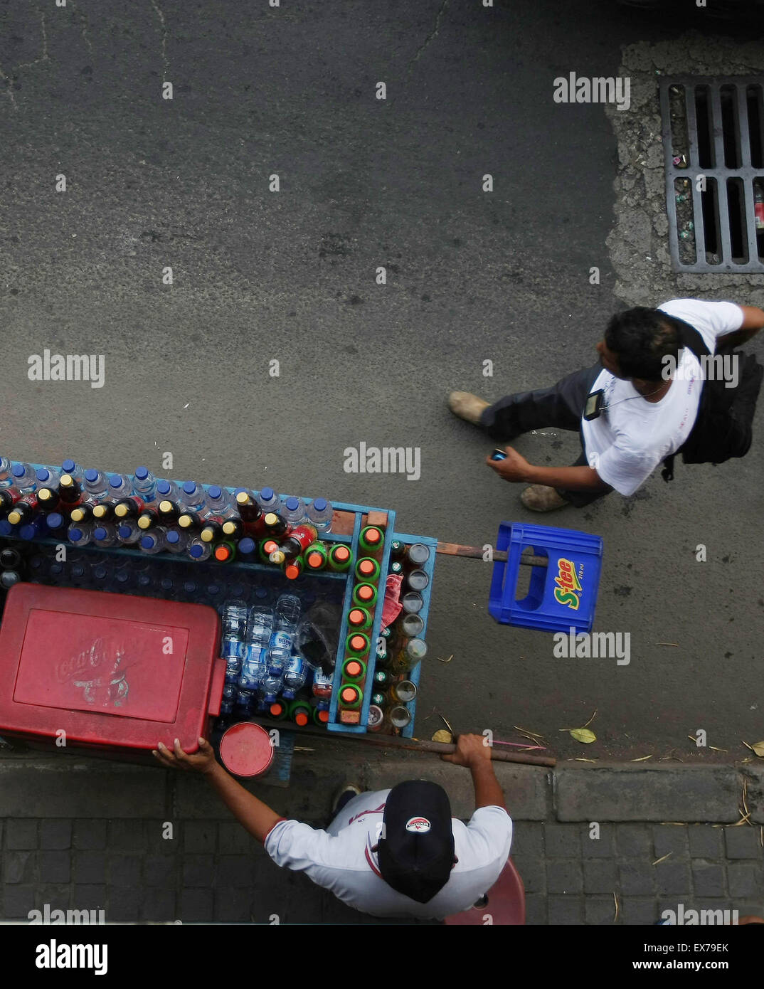 9. Juli 2015 - Jakarta, Jakarta, Indonesien - Straße Verkäufer bei Sudirman, Jakarta, Juli 2015. Bundesprüfstelle-Ketenagakerjaan, früher bekannt als Jamsostek oder der staatlichen Pensionsfonds ist jetzt eine Regierungsbehörde, die Deckung für Unfälle am Arbeitsplatz, Altersvorsorge und Lebensversicherung bietet. Non-formale Arbeitnehmer können Einsparungen für das Alters- und Rentenversicherung ab 1. Juli freiwillig verpflichten. Die Berufe in dieser Klassifizierung reicht von Beschäftigten im informellen Sektor, wie Motorrad-Taxifahrer und Straßenhändler, für selbständige wie Ärzte, und Notare enthalten. (Kredit-Bild: © A Stockfoto