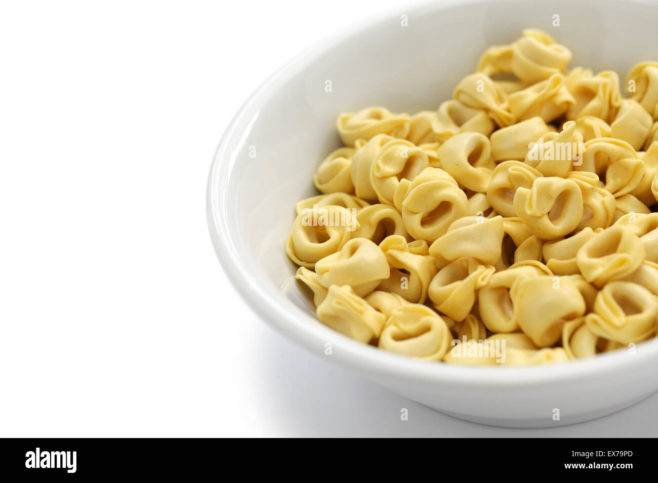ungekocht Tortellini Nudeln in Schüssel isoliert auf weißem Hintergrund Stockfoto