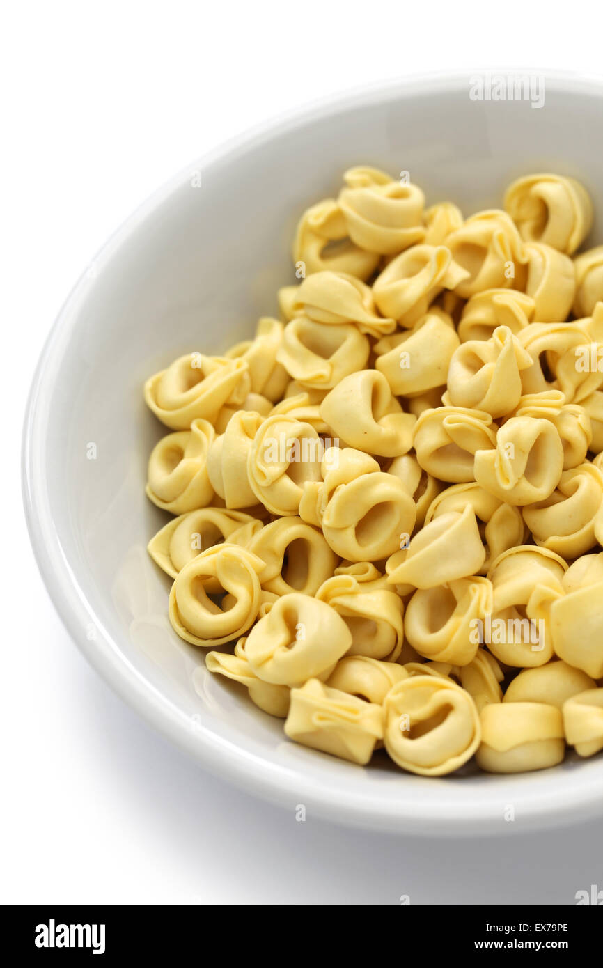 ungekocht Tortellini Nudeln in Schüssel isoliert auf weißem Hintergrund Stockfoto