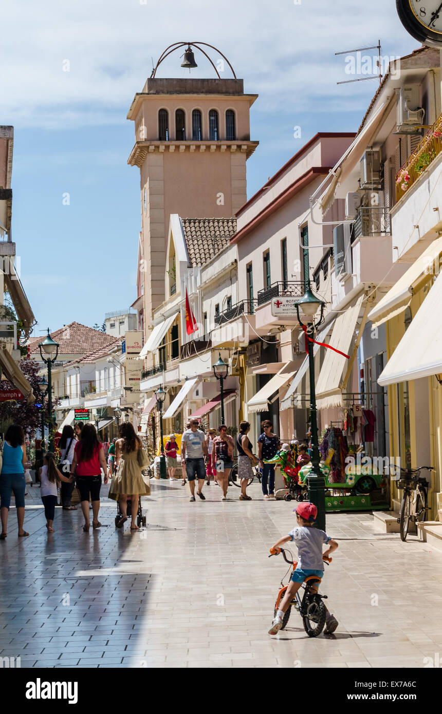 Shopping Und Einkaufen In Argostoli Kefalonia Griechenland Touristen Stockfotografie Alamy
