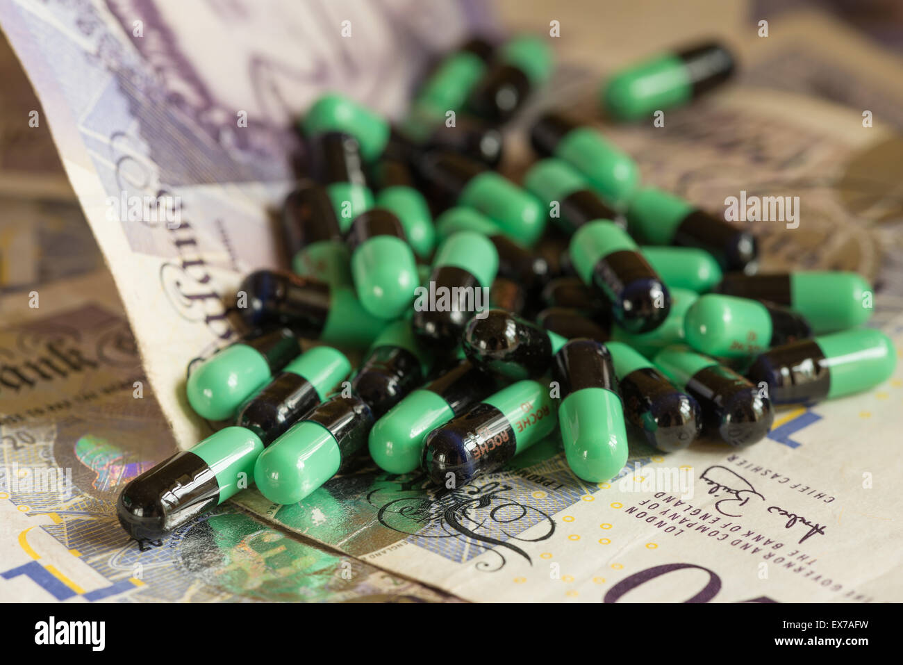 Geld für verschreibungspflichtige Medikamente nur Schwarzmarkt illegale Librium Kapseln für Angst und Angst wie Valium zu entlasten Stockfoto