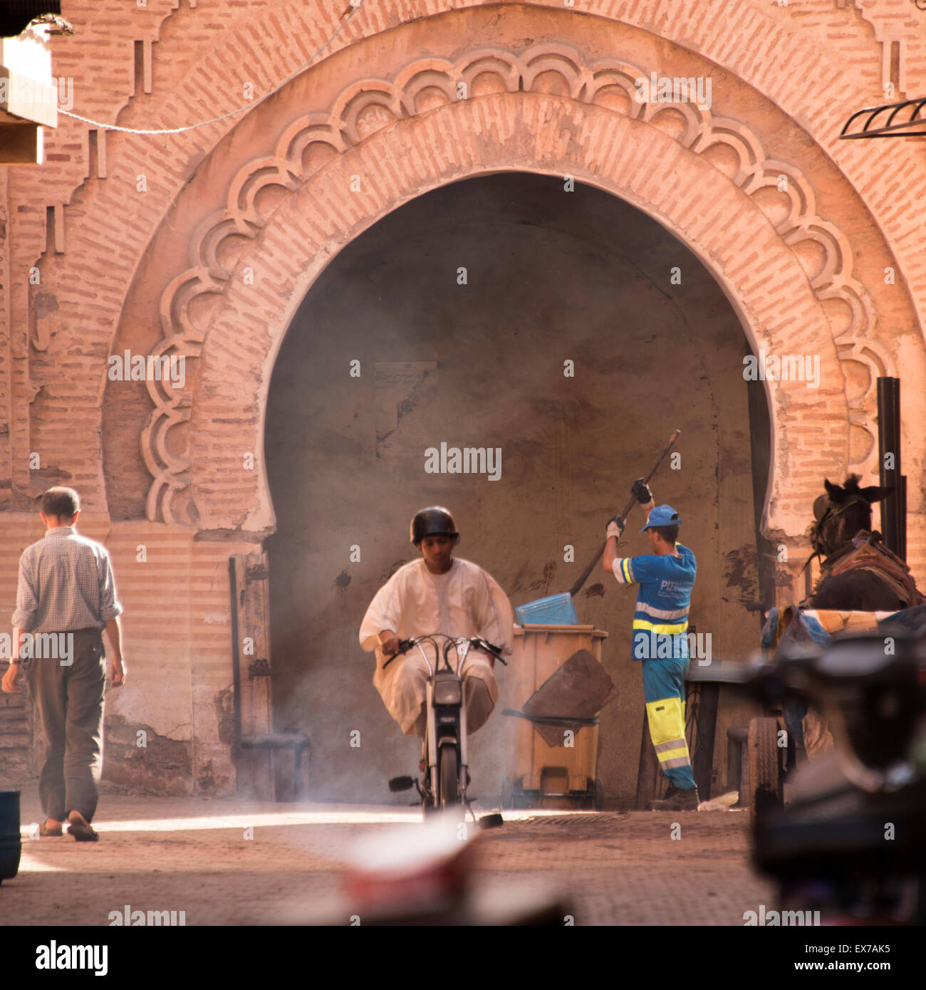 Ein Mann auf einem einsamen Roller. Unter der Leitung zur Arbeit in Marrakesch, Marokko Stockfoto