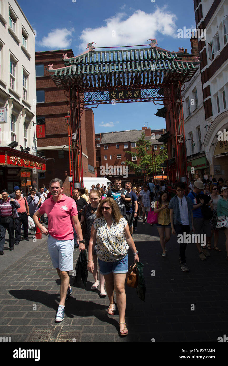 Sommer in London, England, Vereinigtes Königreich. Szene in Chinatown. Die heutige Chinatown ist im Soho-Bereich auf der Fläche in und rund um die Gerrard Street. Es enthält eine Reihe von chinesischen Restaurants, Bäckereien, Supermärkte, Souvenirläden und anderen chinesischen betrieben und ist an sich ein wichtiges touristisches Ziel. Stockfoto