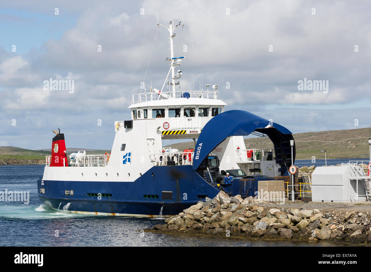 Inter-Island Ferry "Bigga" zu schreien, auf den Shetland-Inseln.  Die Fähre verkehrt zwischen Yell und Unst Stockfoto