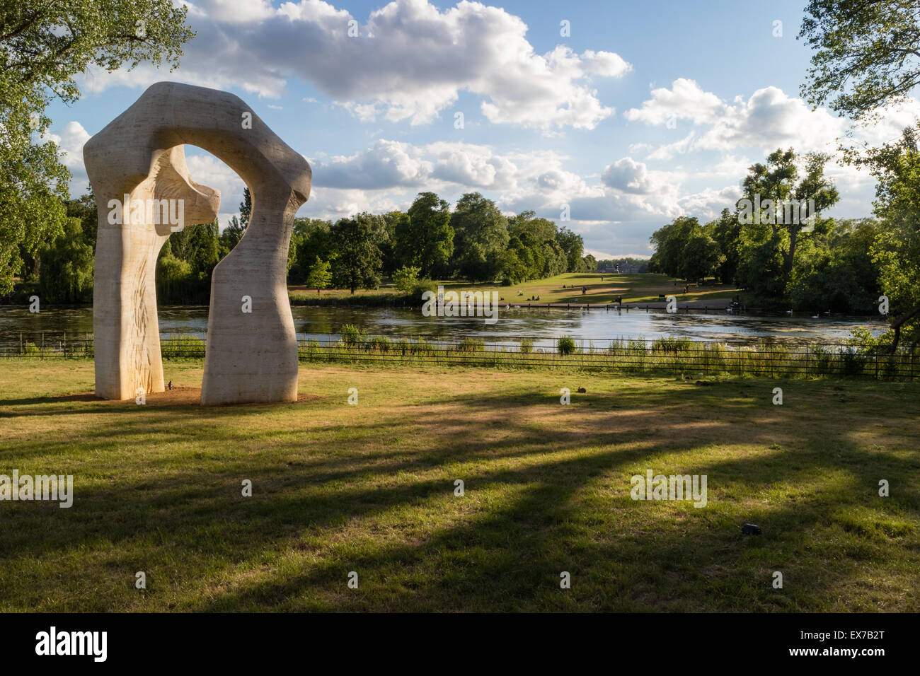 Moores Skulptur The Arch in Kensington Gardens, London, auf der Suche über das lange Wasser in Richtung Kensington Palace Stockfoto