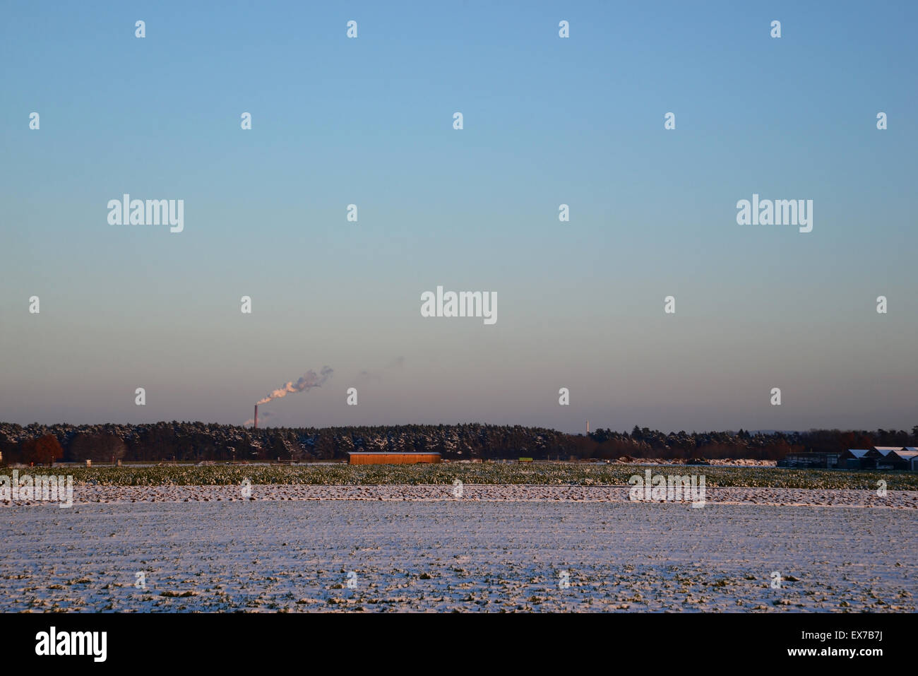 Rauch aus einem Schornstein - Winter Stockfoto