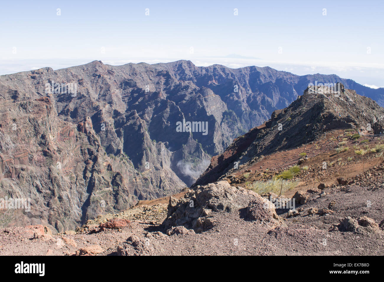 Wolken umgeben von den höchsten Gipfel der Mirador Del Roque de Los Muchachos in La Palma, Spanien. Stockfoto