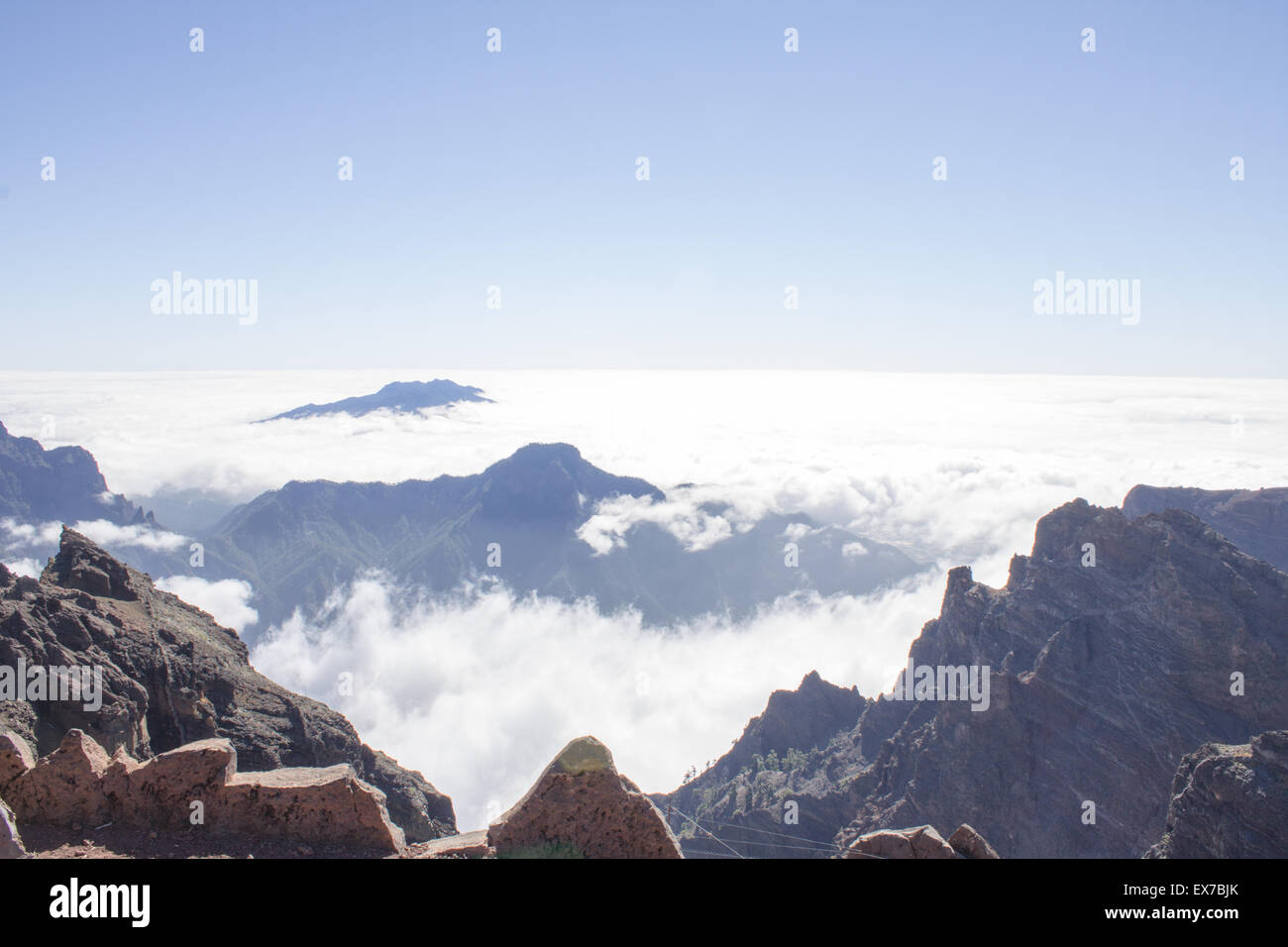 Wolken umgeben von den höchsten Gipfel der Mirador Del Roque de Los Muchachos in La Palma, Spanien. Stockfoto