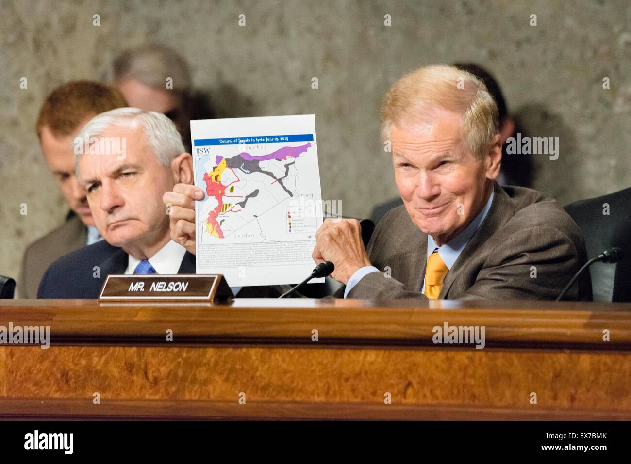 U.S. Senate Committee on Armed Services Mitglied Senator Bill Nelson Fragen Verteidigungsminister Ashton Carter auf Zähler ISIL Strategie auf dem Capitol Hill 7. Juli 2015 in Washington, DC. Stockfoto