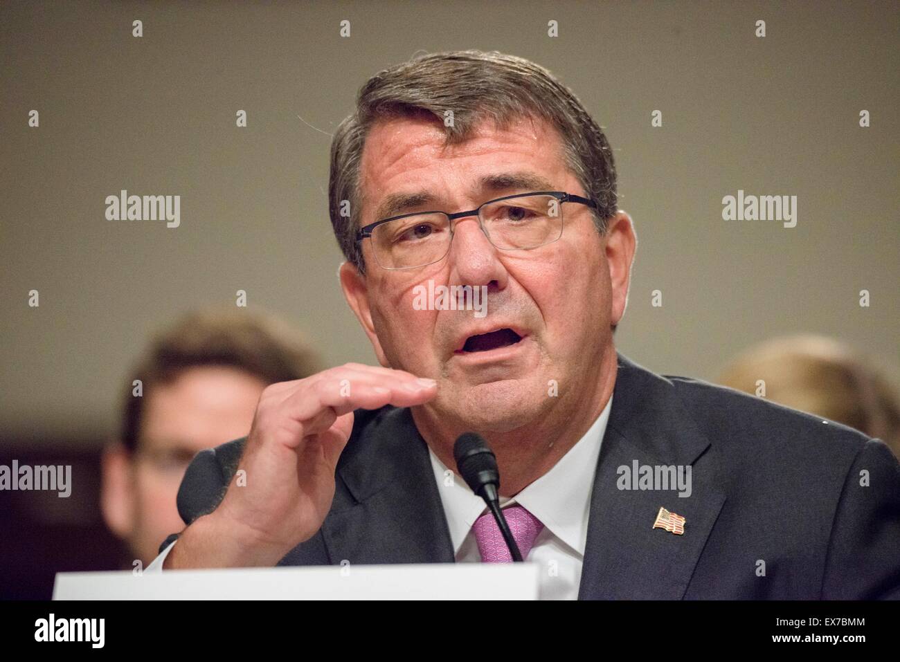 US-Verteidigungsminister Ashton Carter im Senat Armed Forces Ausschuss für Zähler ISIL Strategie auf dem Capitol Hill 7. Juli 2015 in Washington, DC bezeugt. Stockfoto