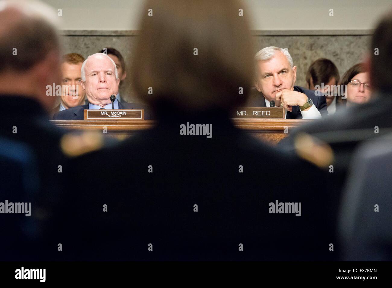 U.S. Senate Committee on Armed Services Vorsitzenden Senator John McCain und hochrangiges Mitglied Senator Jack Reed hören Sie Zeugnis von Verteidigungsminister Ashton Carter auf Zähler ISIL Strategie auf dem Capitol Hill 7. Juli 2015 in Washington, DC. Stockfoto