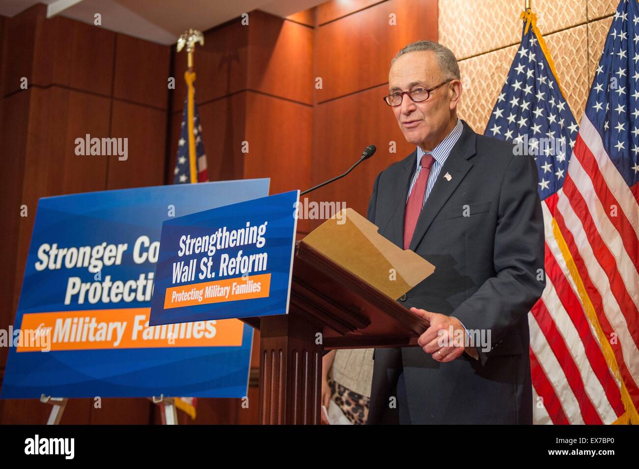 US-Senator Chuck Schumer zusammen mit anderen demokratischen Senatoren fordert Durchgang von der militärischen Consumer Protection Act im Rahmen einer Pressekonferenz 8. Juli 2015 in Washington, DC. Die Gesetzgebung fordert Schutz der Militärangehörige und ihre Familien vor missbräuchlichen finanziellen Praktiken. Stockfoto