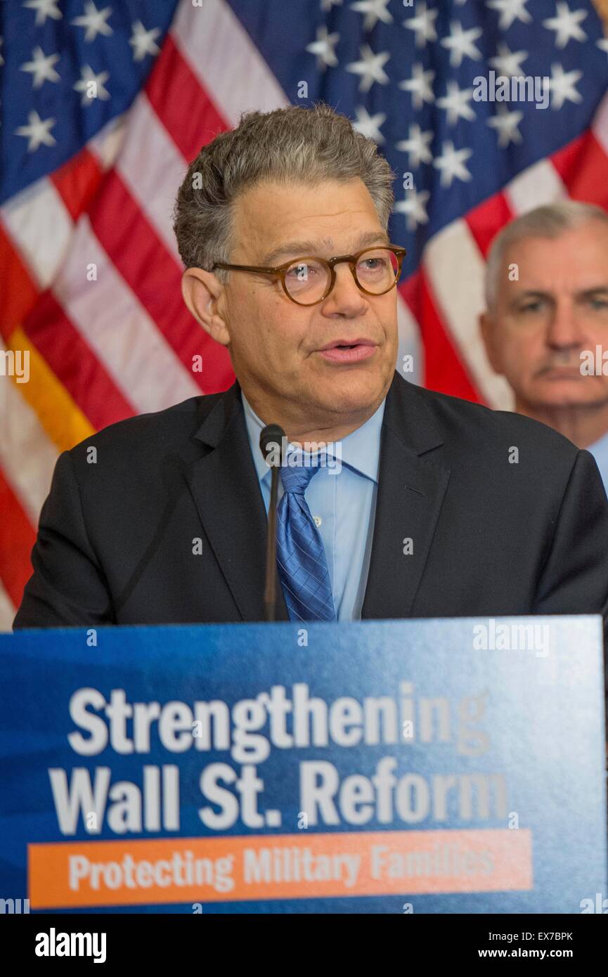 US-Senator Al Franken zusammen mit anderen demokratischen Senatoren fordert Durchgang von der militärischen Consumer Protection Act im Rahmen einer Pressekonferenz 8. Juli 2015 in Washington, DC. Die Gesetzgebung fordert Schutz der Militärangehörige und ihre Familien vor missbräuchlichen finanziellen Praktiken. Stockfoto