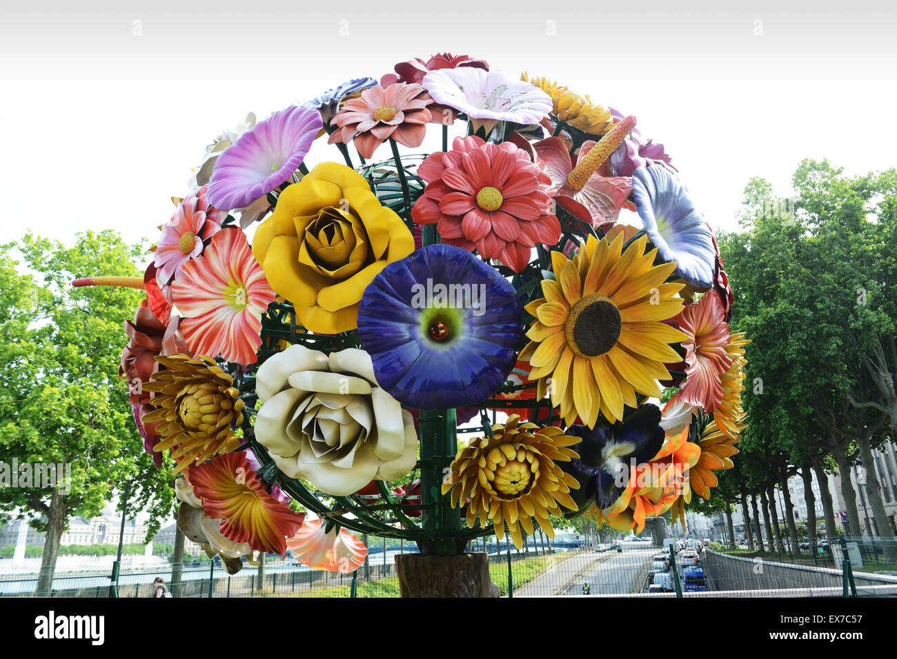 "Blume Baum" Skulptur erstellt von Choi Jeong-HwaCeramic künstliche Blume Blumen Baum in Lyon Frankreich Stockfoto