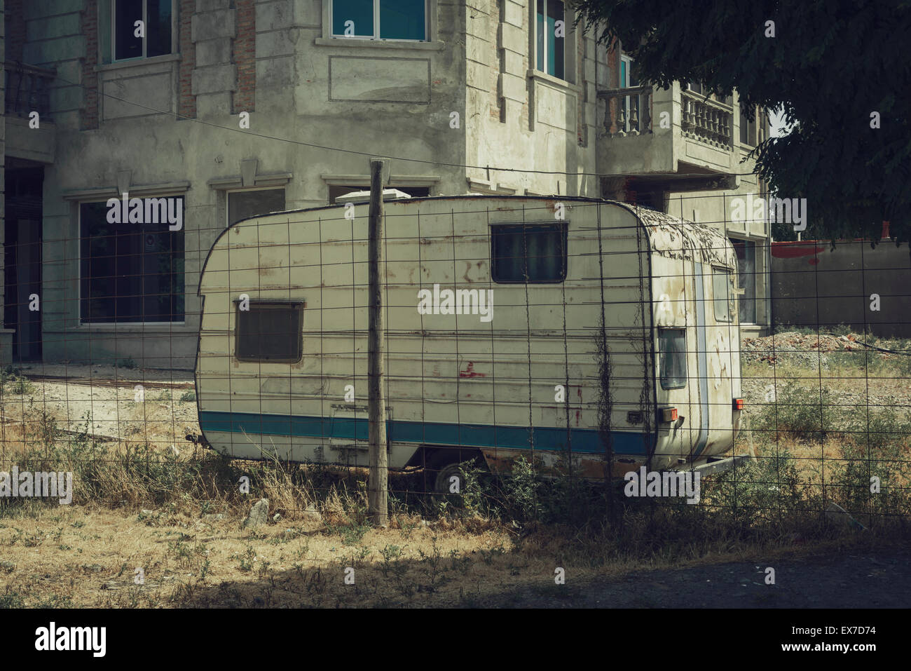 Wohnwagen auf einer Baustelle Stockfoto