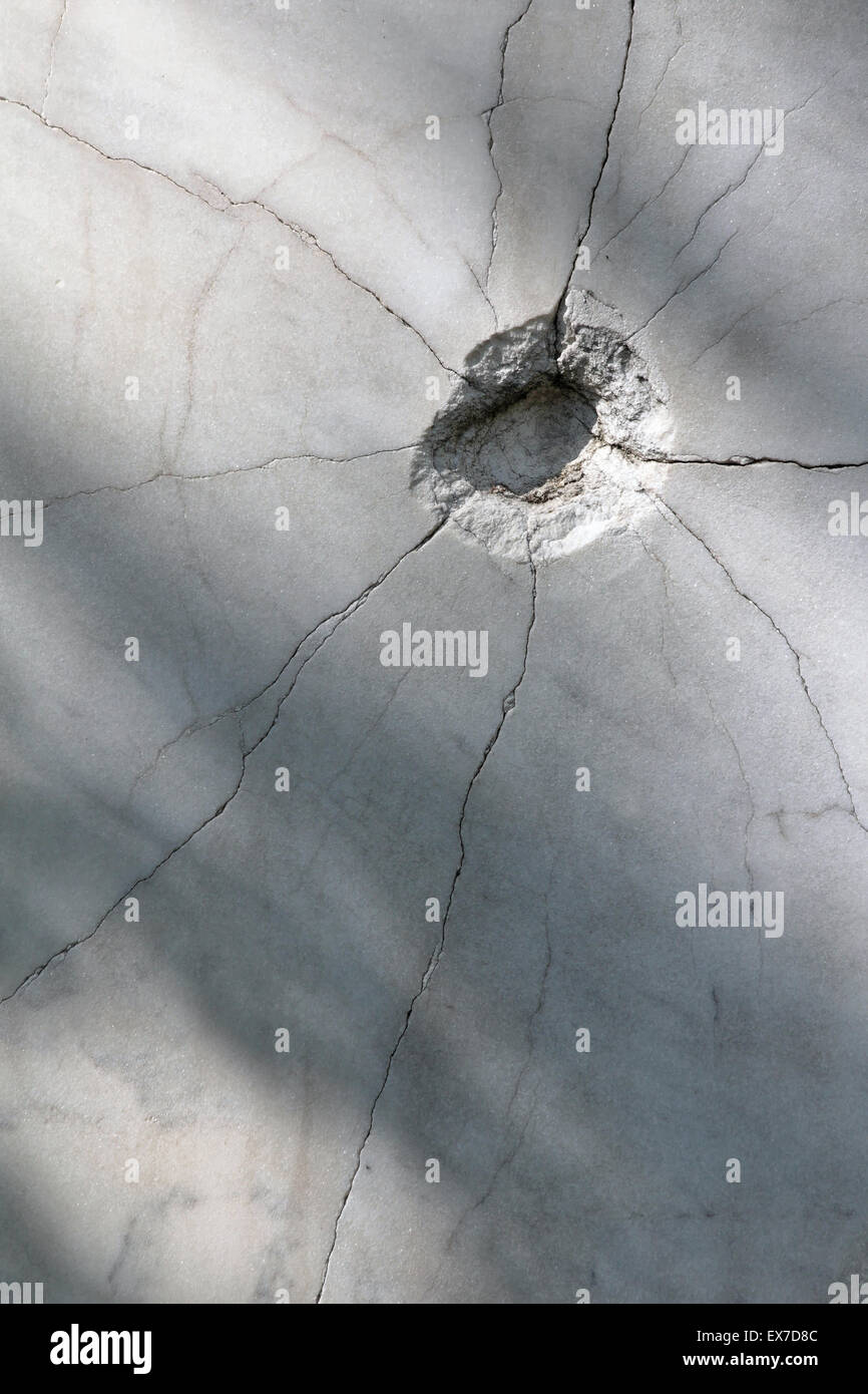 Shot Loch Druck geknackt Marmor Oberfläche. Stockfoto