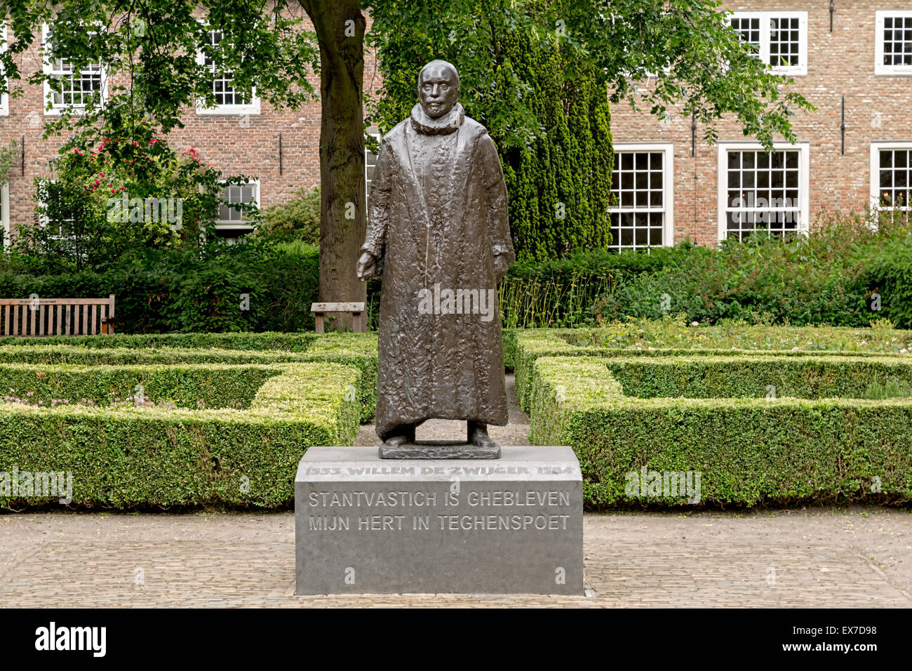 Statue von Wilhelm der Schweiger, Fürst von Orange stehen in den Prinsenhof, wo er im Jahre 1584, Delft, Niederlande ermordet wurde. Stockfoto