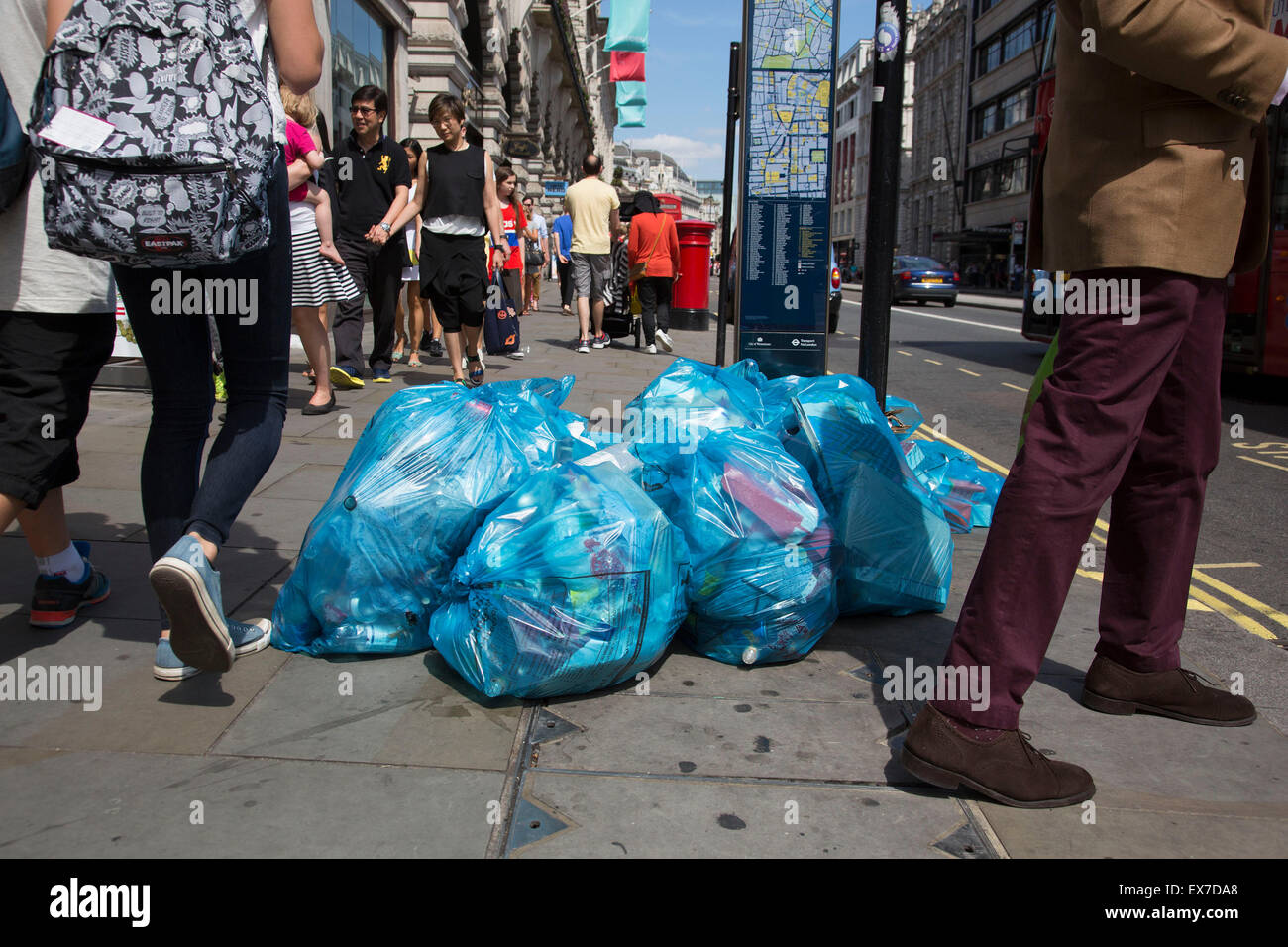 Sommer in London, England, Vereinigtes Königreich. Müll-recycling-Taschen links auf der Straße in Mayfair. Sammlung von Wertstoffen ist die Stadt wichtige geschäftliche Weile nicht immer machen die Straßen sauber aussehen. Stockfoto