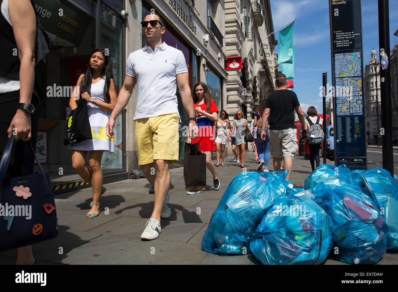 Sommer in London, England, Vereinigtes Königreich. Müll-recycling-Taschen links auf der Straße in Mayfair. Sammlung von Wertstoffen ist die Stadt wichtige geschäftliche Weile nicht immer machen die Straßen sauber aussehen. Stockfoto