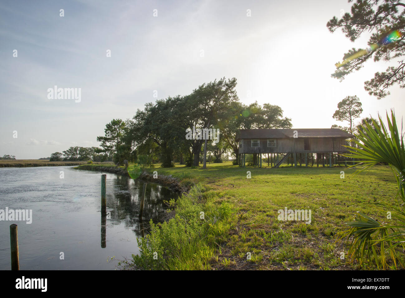 Hütte am Fish Creek, am Golf von Mexiko. Big Bend Seegraswiesen Aquatic Preserve, Florida Stockfoto