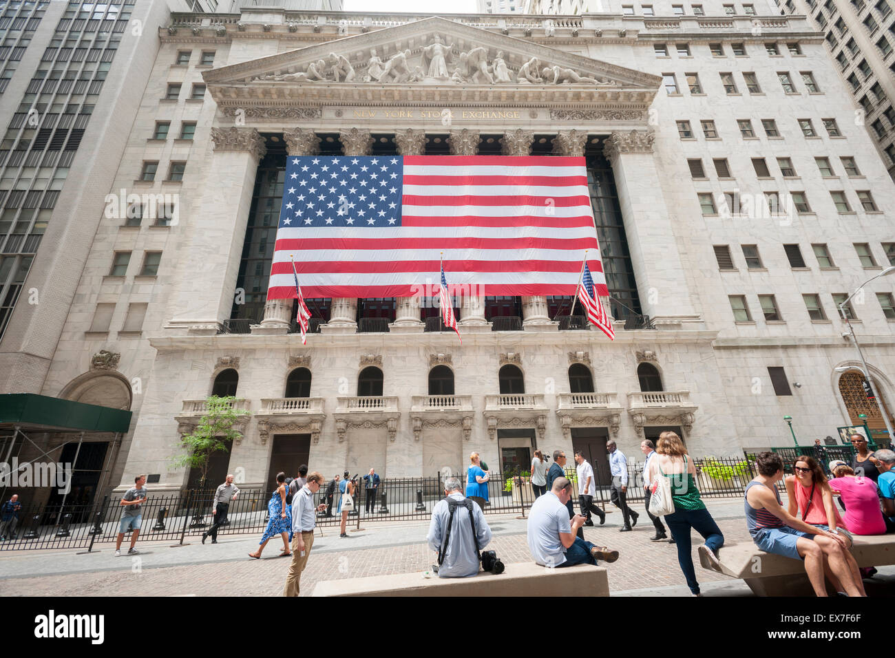 New York, USA. 8. Juli 2015. Horden von Touristen und die Innenstadt von Arbeitnehmern vor der New Yorker Börse auf Mittwoch, 8. Juli 2015. Was als ein technisches Problem beschrieben wird stellten den Handel an der Börse zu 11:32 die schließlich um ca. 15:10 Nachdem er sich für ca. 3 1/2 Stunden wieder aufgenommen. Bildnachweis: Richard Levine/Alamy Live-Nachrichten Stockfoto