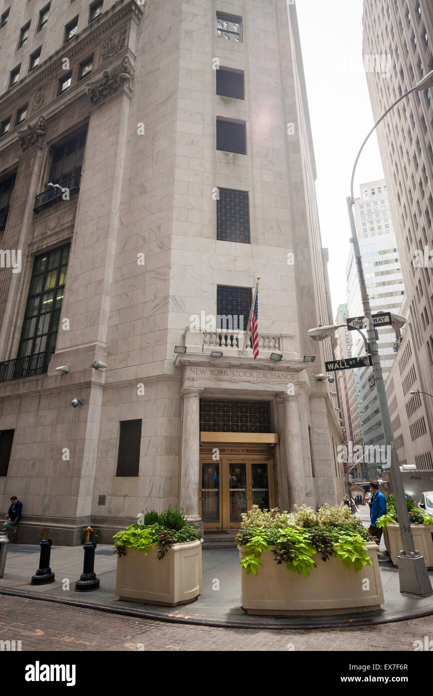 New York, USA. 8. Juli 2015. Die Wall Street Eingang von der New York Stock Exchange auf Mittwoch, 8. Juli 2015. Was als ein technisches Problem beschrieben wird stellten den Handel an der Börse zu 11:32 die schließlich um ca. 15:10 Nachdem er sich für ca. 3 1/2 Stunden wieder aufgenommen. Bildnachweis: Richard Levine/Alamy Live-Nachrichten Stockfoto