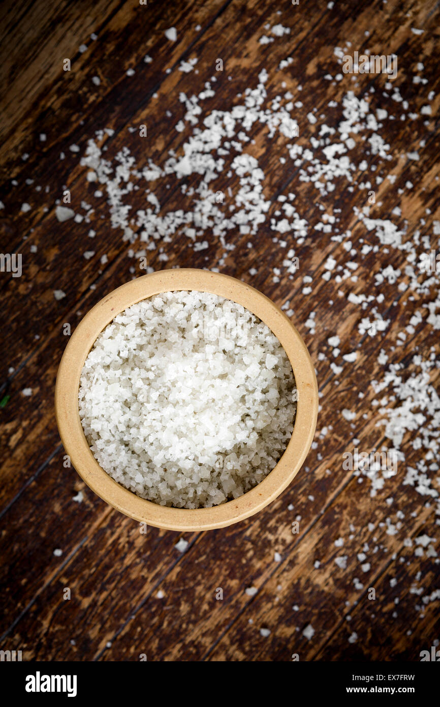 Celtic Sea Salt von oben fotografiert auf einer Holzoberfläche Stockfoto