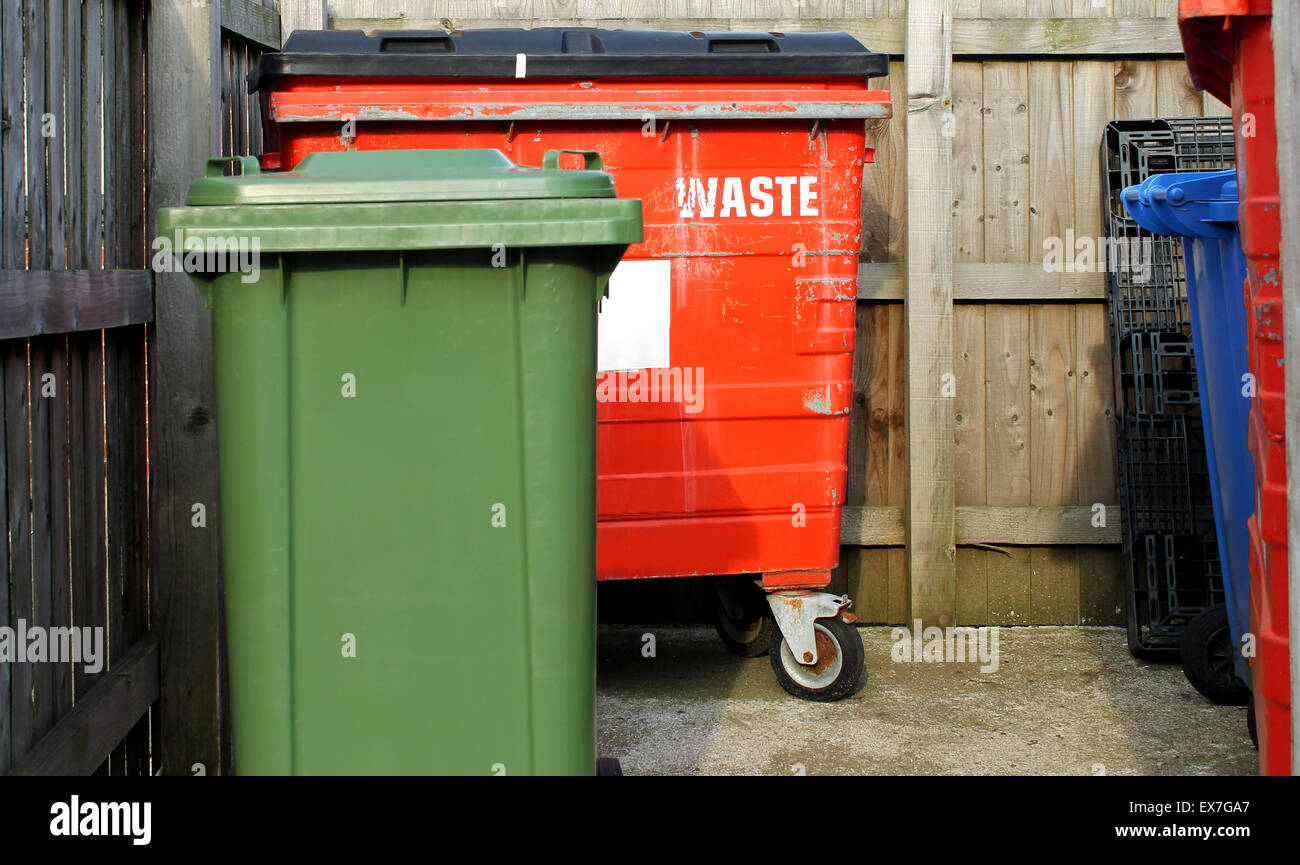 Kommerzielle Mülltonnen in einem Gewerbegebiet. Stockfoto