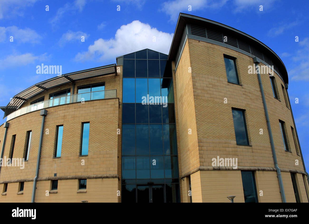 Außen ein neues, modernes Bürogebäude mit blauen Himmel und Wolken. Stockfoto