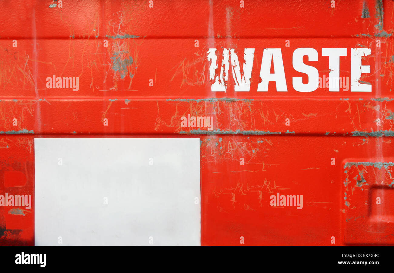 Grunge rote kommerzielle Abfallbehälter mit Textfreiraum. Stockfoto