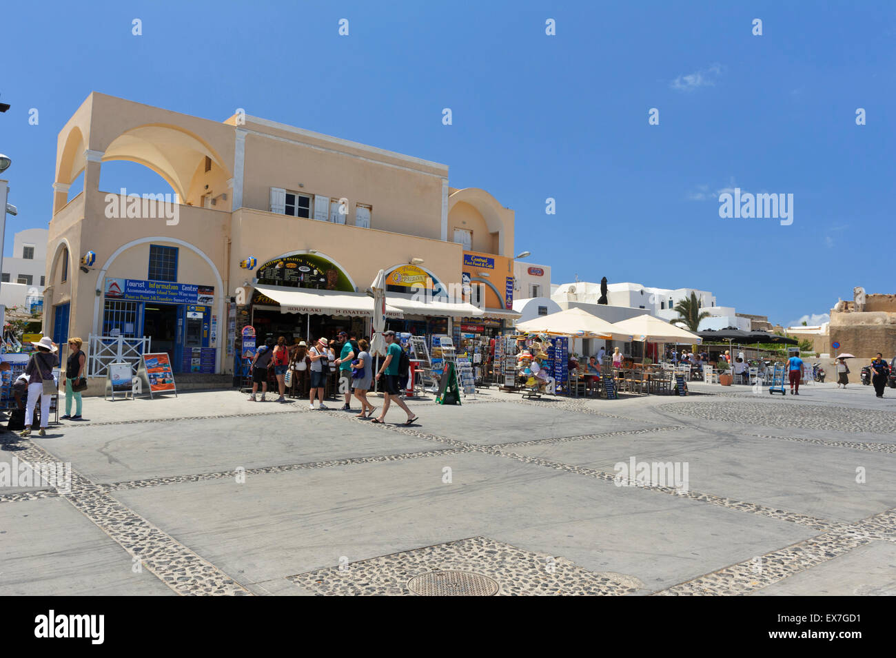 Eine belebte Einkaufsmeile mit Touristen in der Nähe von der Bushaltestelle in Oia, Santorini, Griechenland. Stockfoto