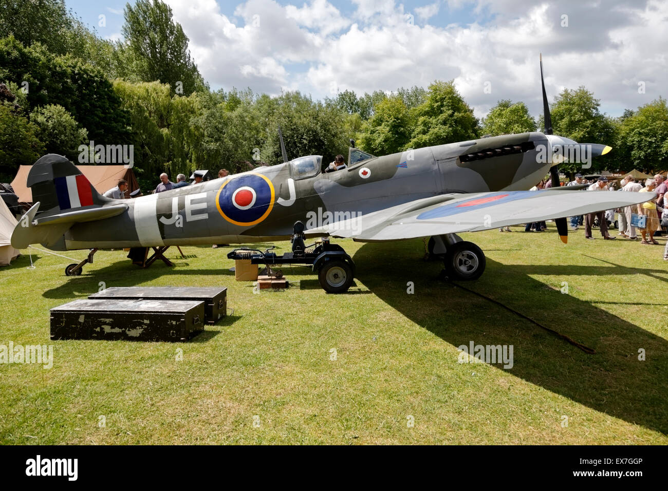 Supermarine Spitfire Mk IX EN398 JE-J an der jährlichen Streitkräfte und Veteranen Wochenende, Trowbridge Town Park, Wiltshire, UK. Stockfoto