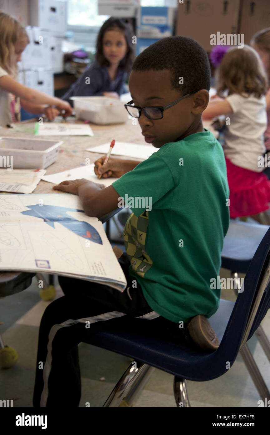 Afroamerikanische Minderheit Schüler arbeiten in einer Schulklasse in Metropolitan, Atlanta, Georgia. Stockfoto
