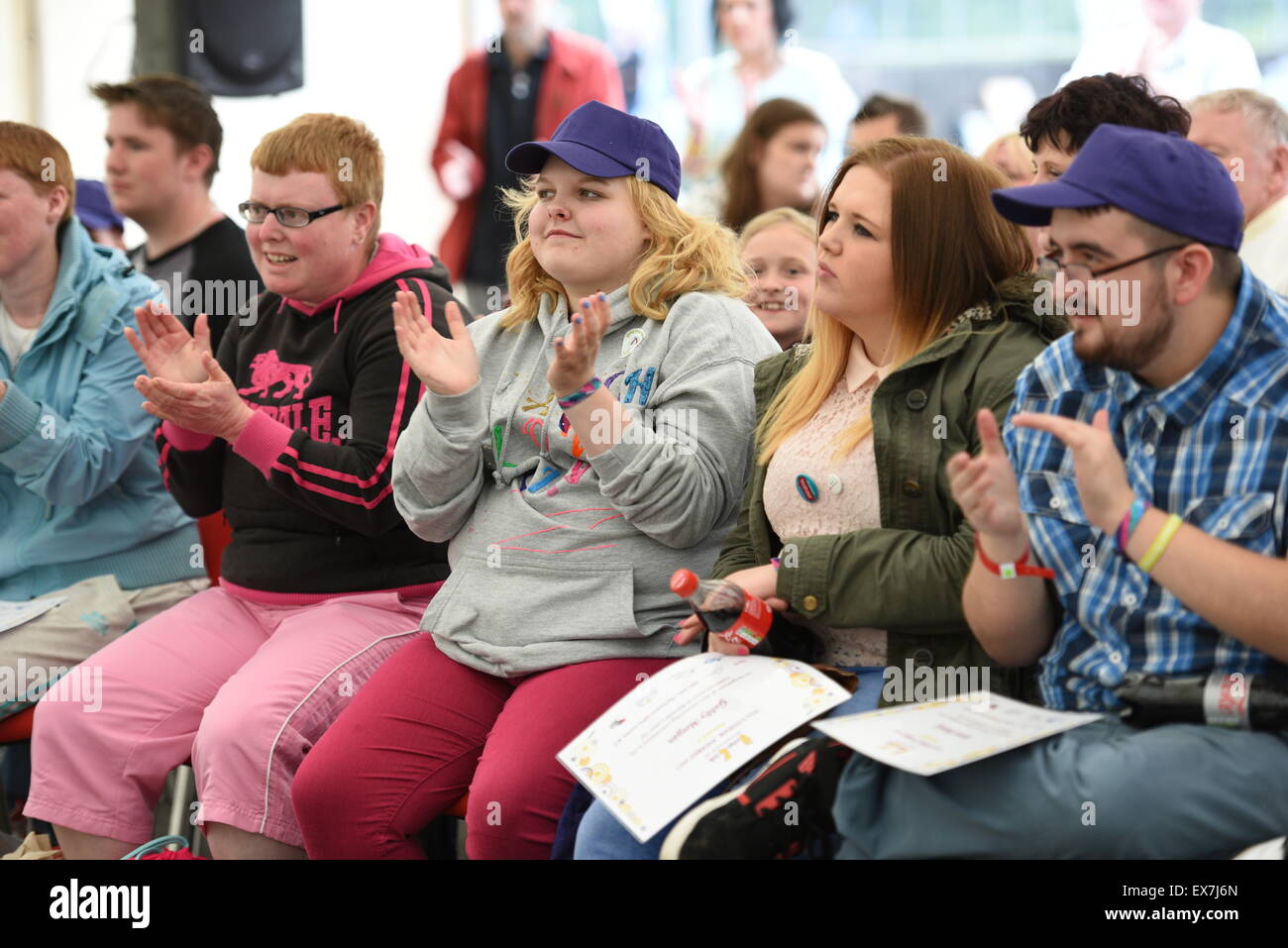 PontyPridd, Wales, UK. Zuschauer im Festzelt Festivol clap und machen Sie Fotos von der live-Unterhaltung. Stockfoto