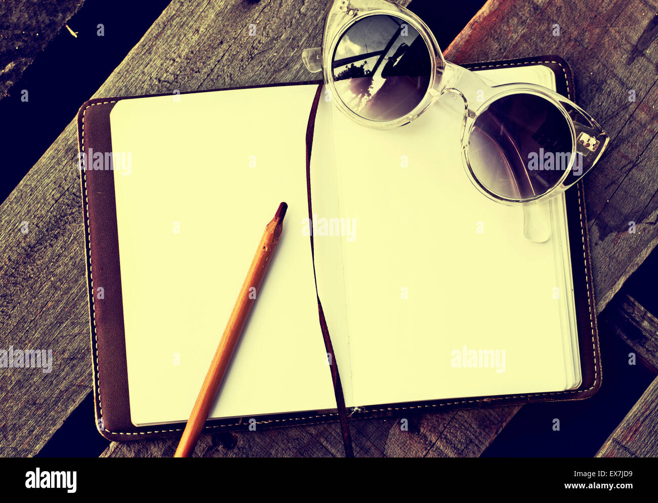 Sunglusses, weiße leere Papiere in ein Heft mit einem Stift auf den Schreibtisch aus Holz Stockfoto