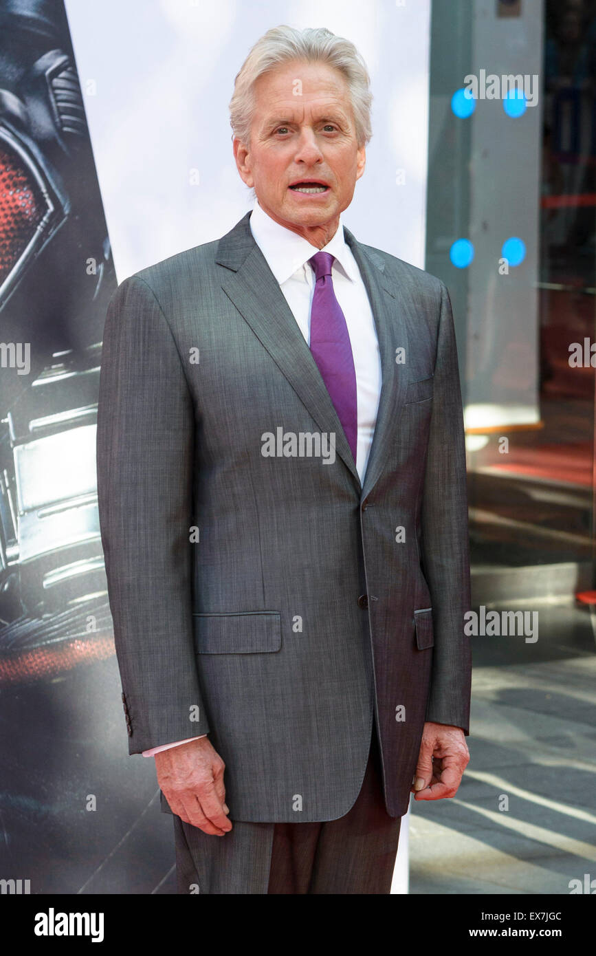 Michael Douglas kommt auf dem roten Teppich für die die Europäische Premiere von Ant-Man am 07.08.2015 im ODEON Leicester Square, London. Bild von Julie Edwards/Alamy Live-Nachrichten Stockfoto
