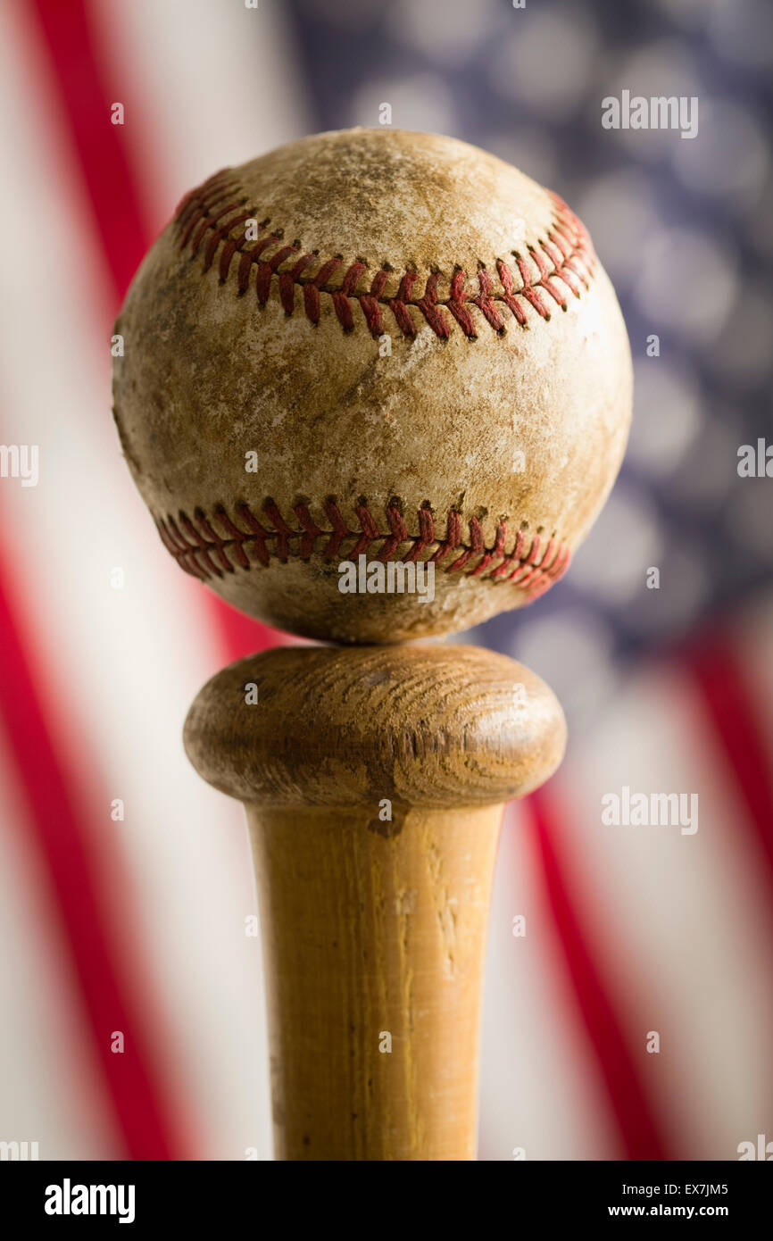 Baseball auf Fledermaus gegen amerikanische Flagge Stockfoto