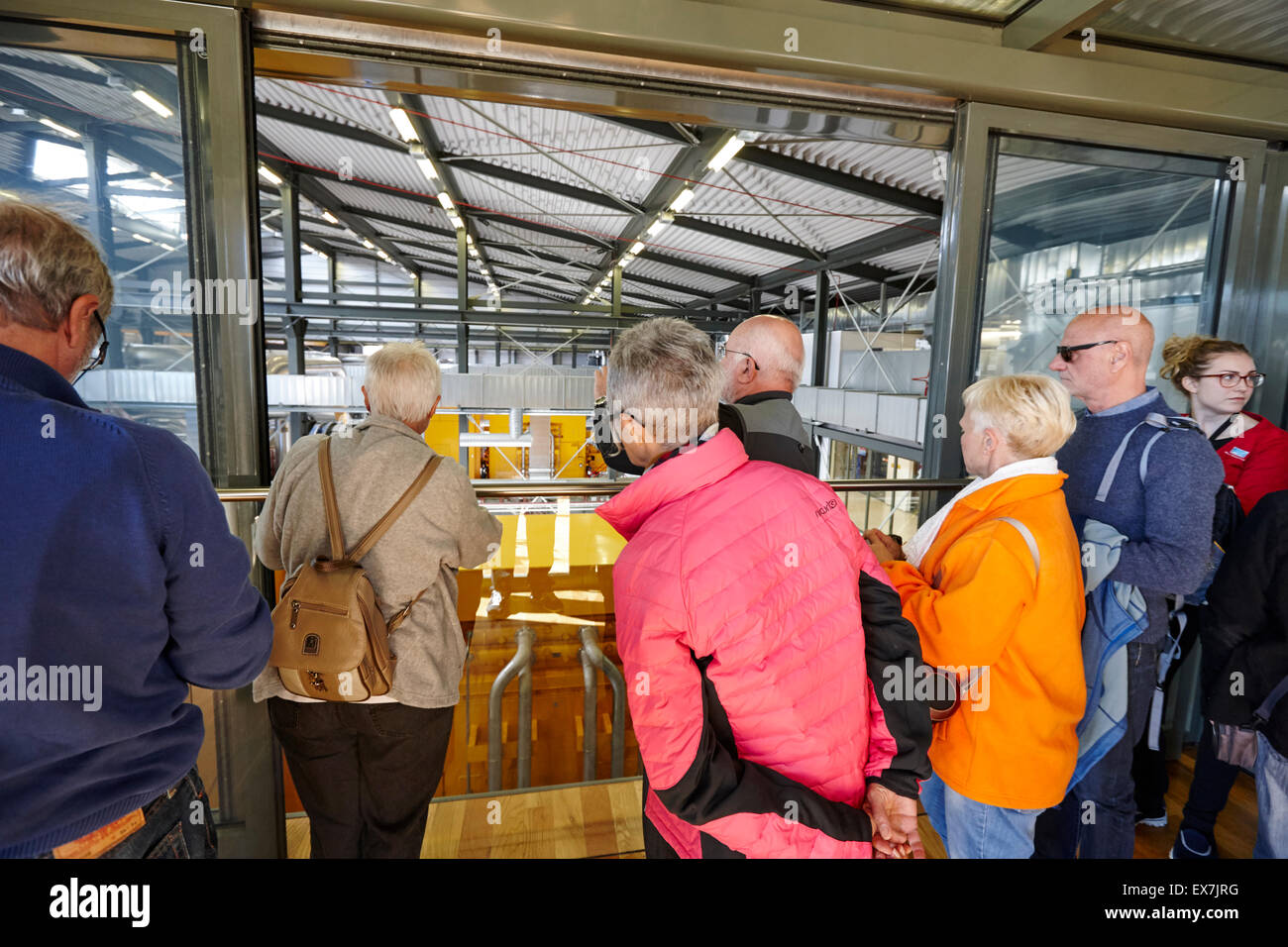 Besucher auf Hellisheidi Geothermie kombinierte Heizkraftwerk Hengill Island-tour Stockfoto