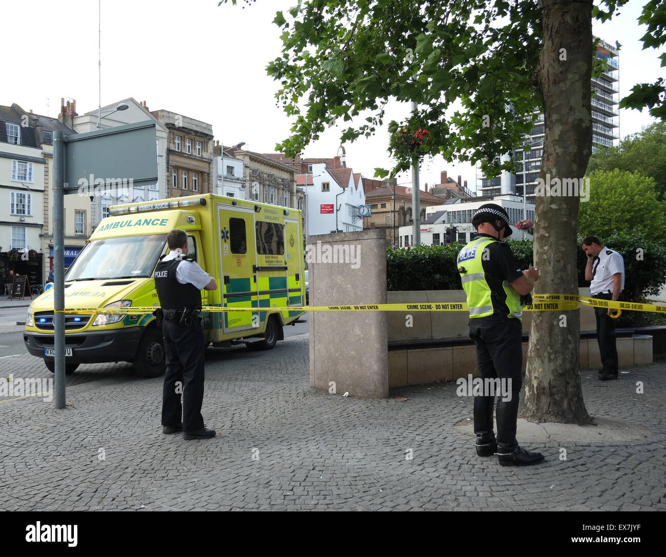 Juli 2015 - Polizei und Krankenwagen bei einem Vorfall am Colston Square, Bristol, England, Großbritannien. Stockfoto