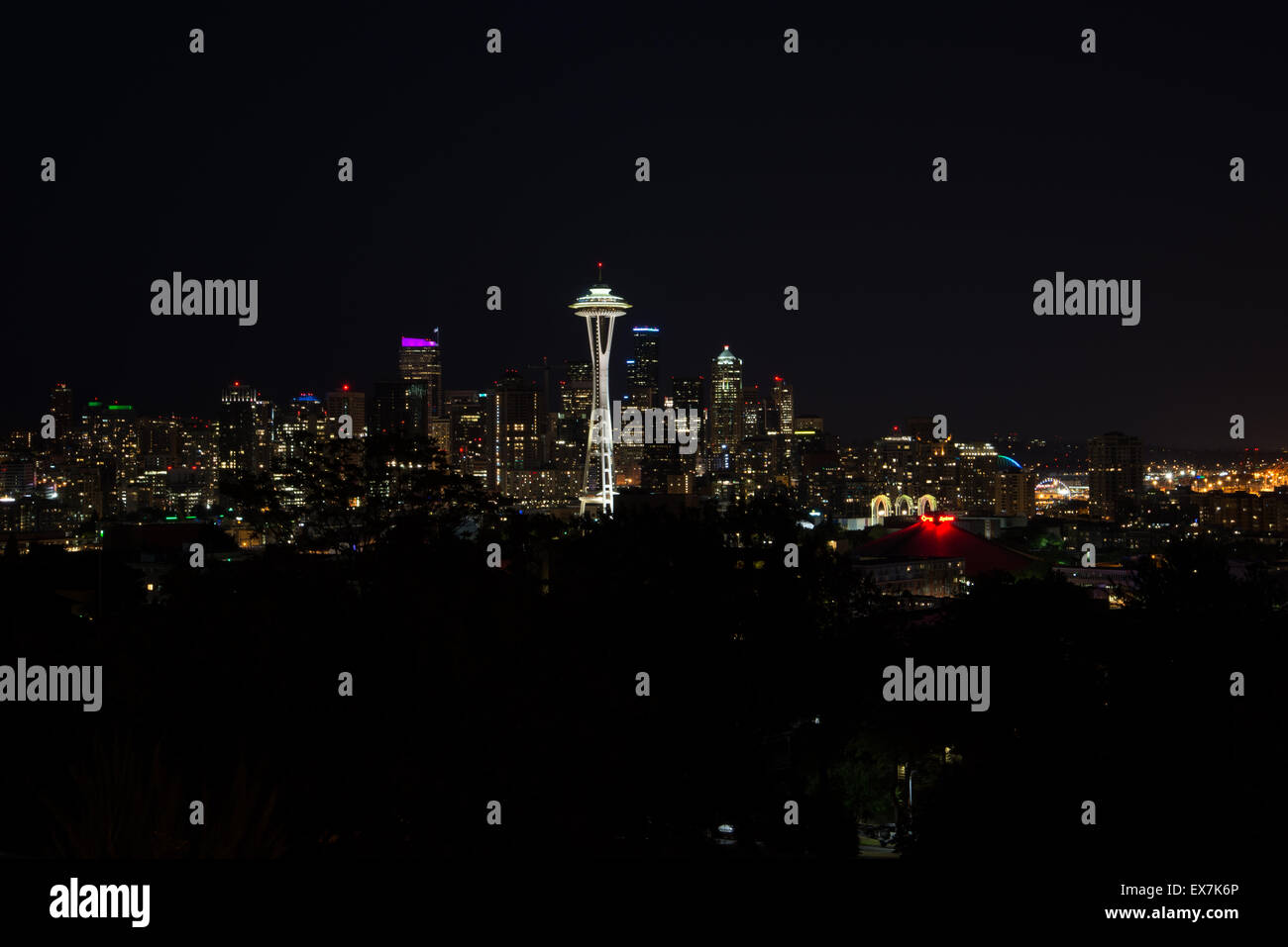Ein Blick auf die legendären Space Needle in Downtown Seattle aus über Union See. Stockfoto
