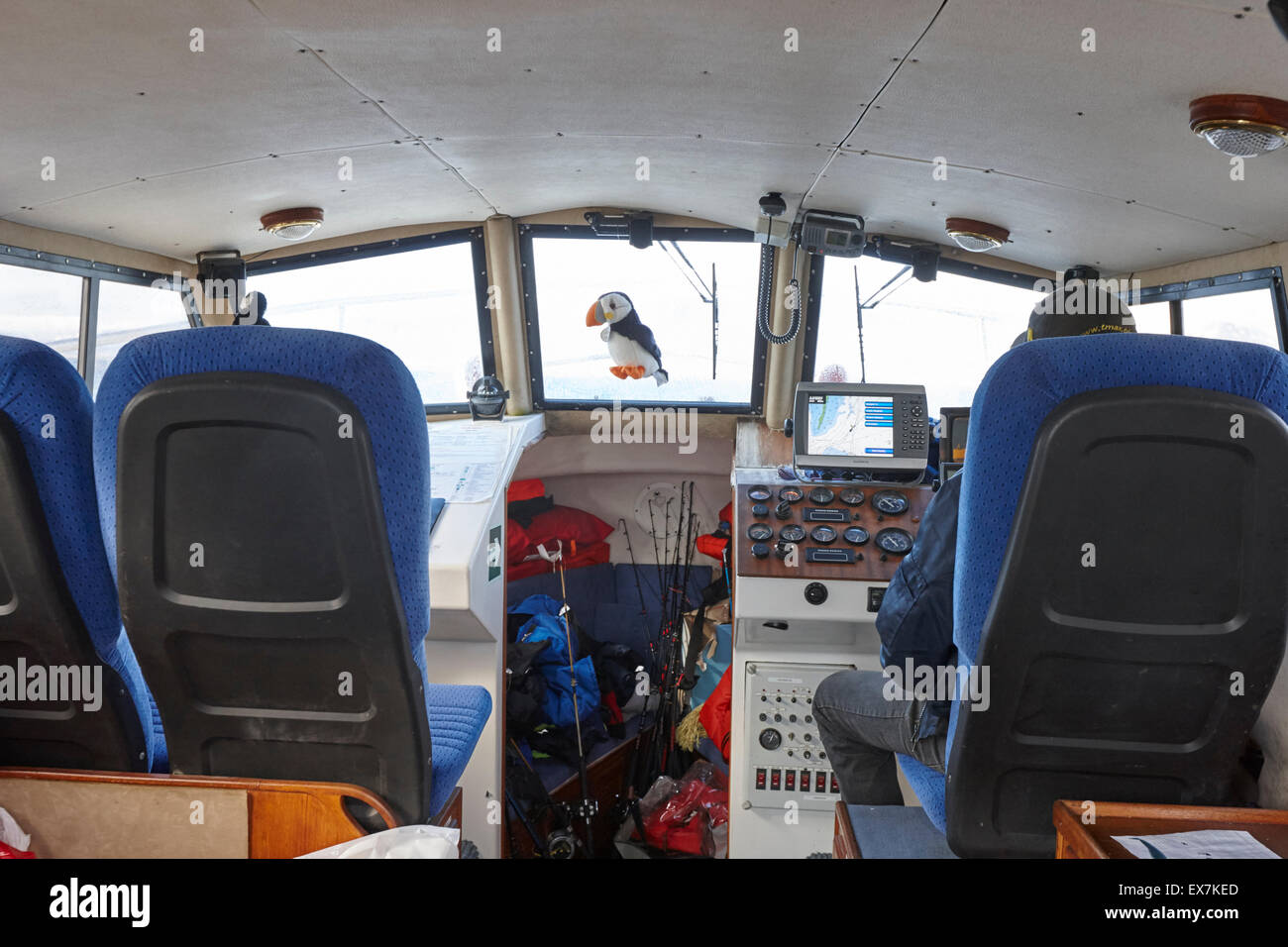 Kapitän am Ruder Meeresangelns auf einem Charter Boot Reykjavik Island Stockfoto