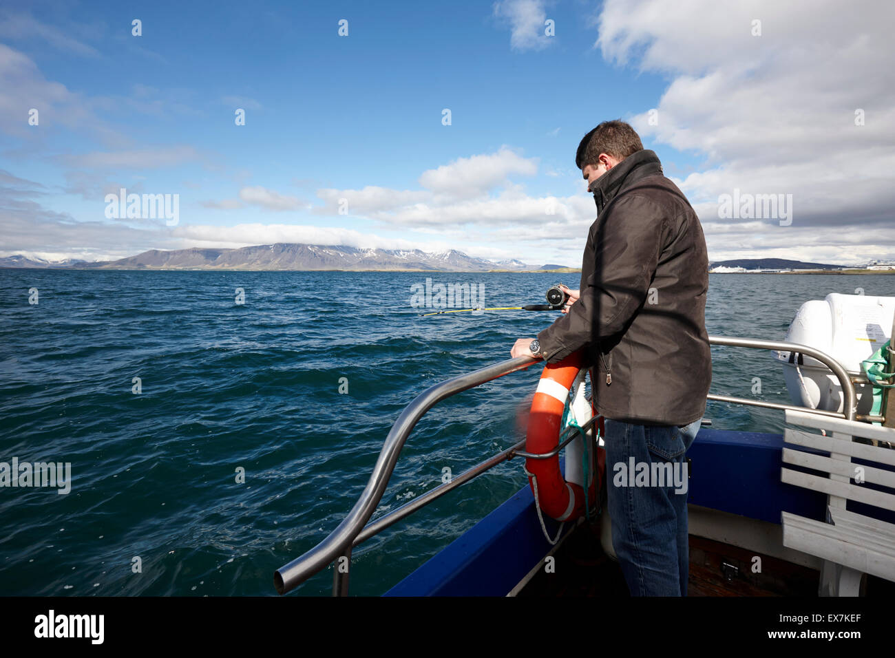 Meeresangelns Mann mit einem Stab und Linie auf einem Charter Boot Reykjavik Island Stockfoto