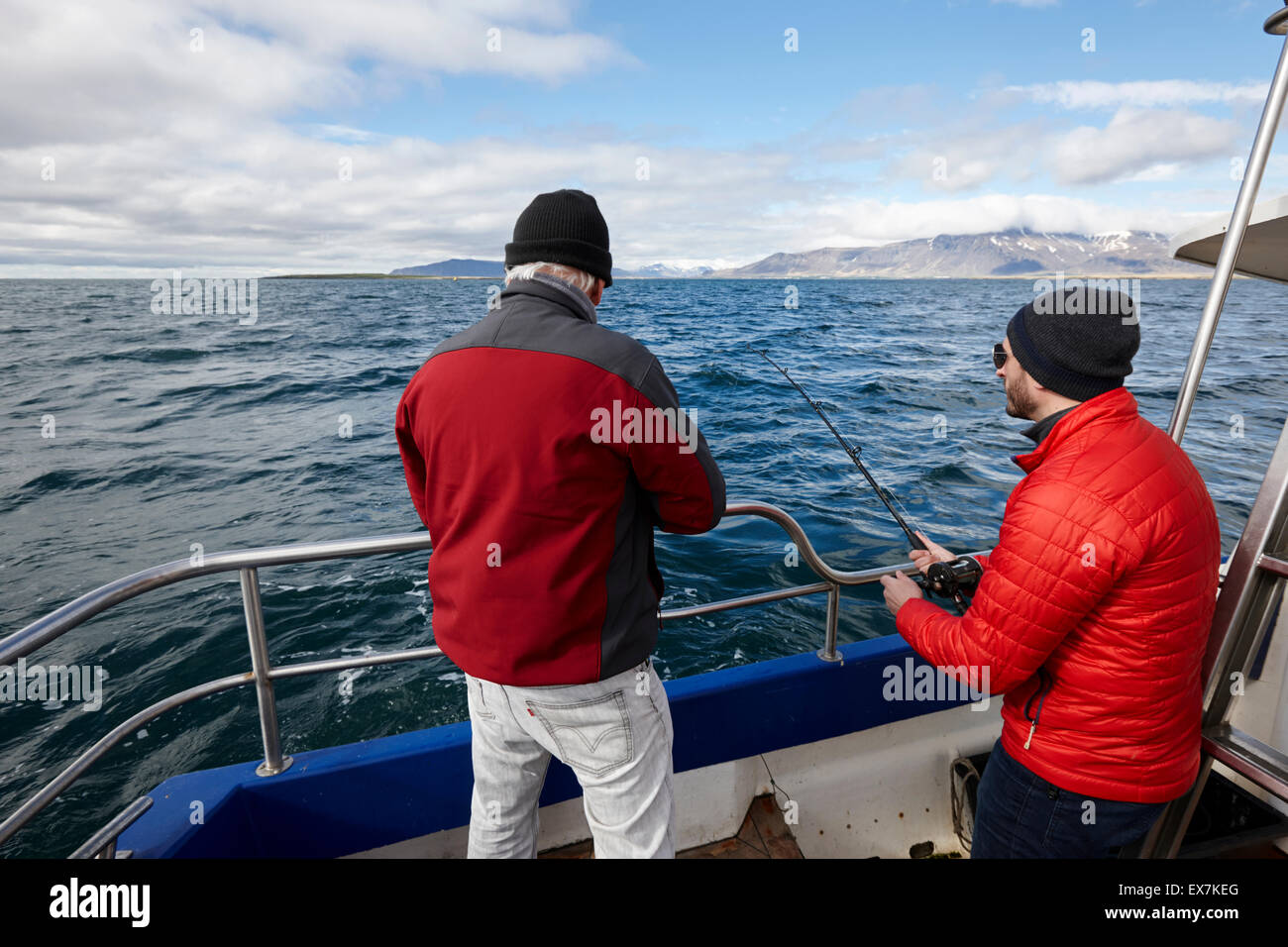 Männer Meeresangelns auf einem Charter Boot Reykjavik Island Stockfoto