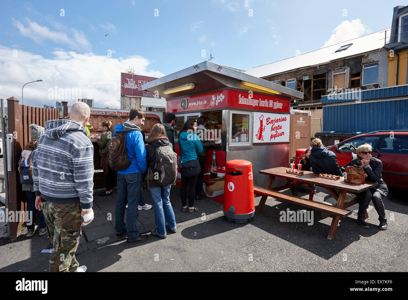 Touristen-Warteschlange im Bbp Islendingar Borda ss Pylsur Volke beste Hot Dog stand Reykjavik Island Stockfoto