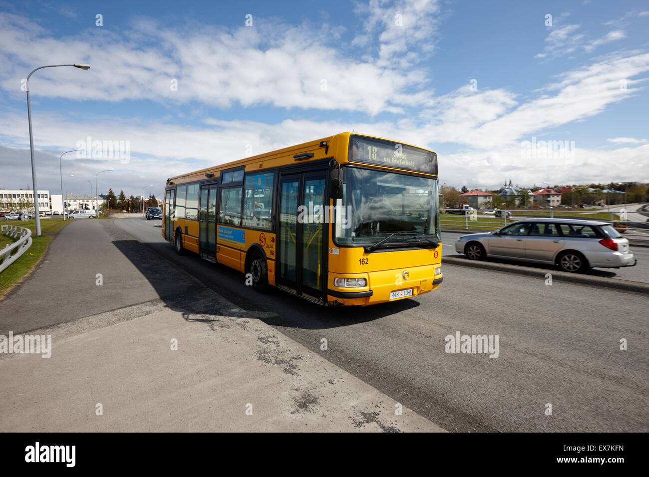 Reykjavik gelbe Ortsbus transportieren Island Stockfoto