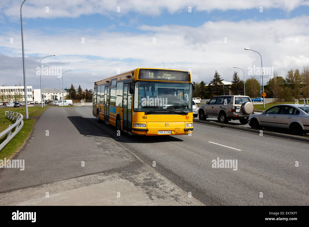 Reykjavik gelbe Ortsbus transportieren Island Stockfoto