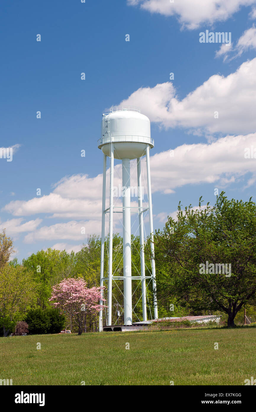 Weiße Wasserturm im ländlichen Virginia, USA. Stockfoto